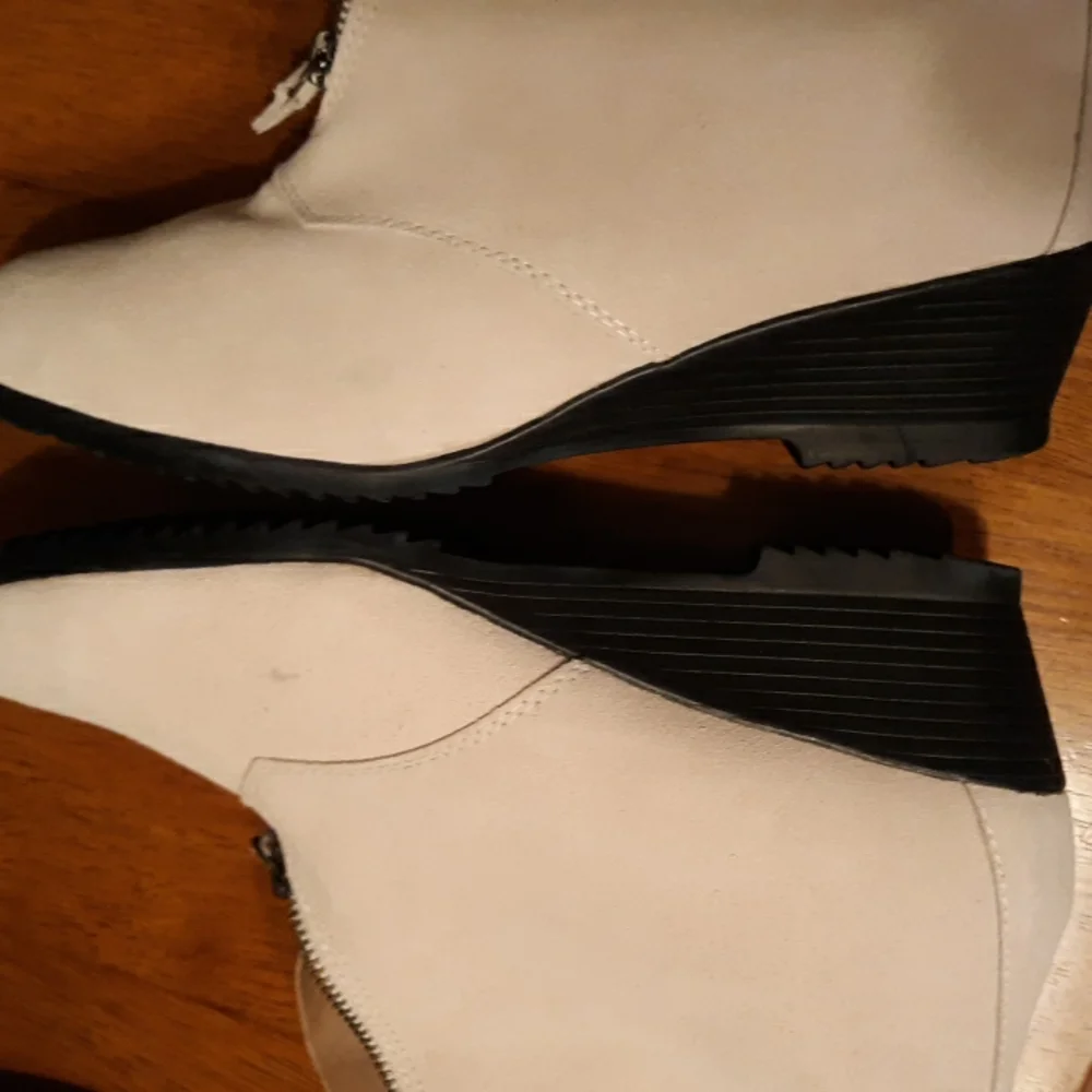 Boots - Picture 4 of 6
